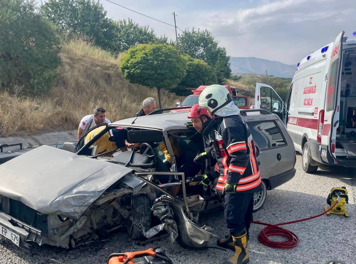 Otomobil İle Hafif Ticari Araç Çarpıştı: 1 Yaralı