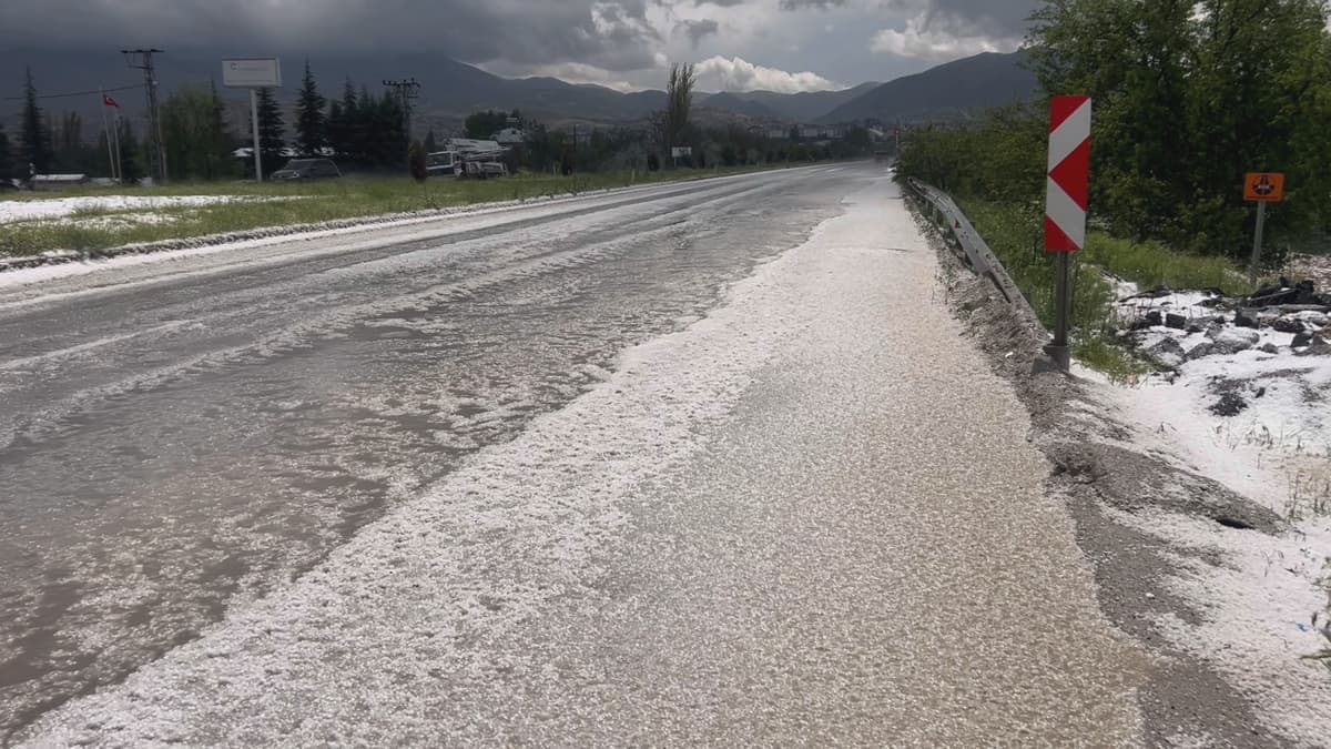 Dolu Yağışı Kayısı Bahçelerini Vurdu, Yollar Beyaza Büründü