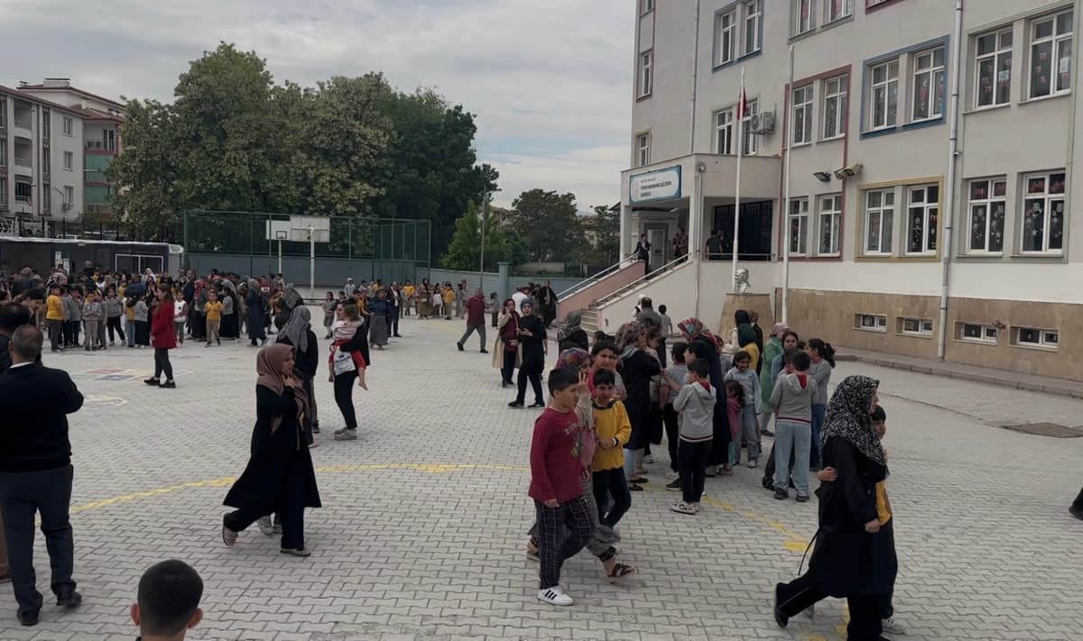 5.6’lık Deprem Malatya’yı Sokağa Döktü